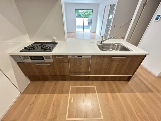 【価格改定】向日市寺戸町大牧　のキッチン|設備充実の三口コンロ、食器洗乾燥機、床下収納のあるシステムキッチンです。
