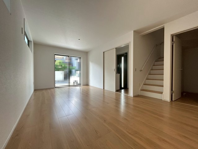 【価格改定】向日市寺戸町大牧　の居間・リビング|リビング階段ですので、帰宅からご家族と顔を合わせる機会が増えますね(^^）