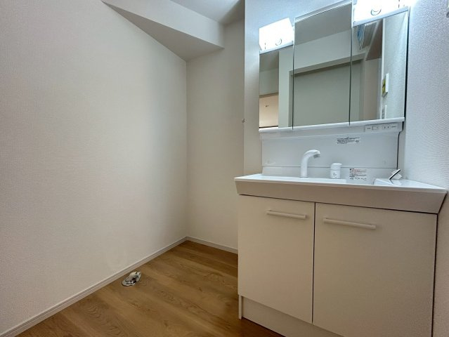 【価格改定】向日市寺戸町大牧　の独立洗面台|三面鏡タイプの洗面化粧台。
収納も充実です。