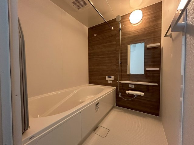 【価格改定】向日市寺戸町大牧　の浴室|一部壁面はシックな木目調のアクセントパネル。
一日の疲れを癒してくれます。