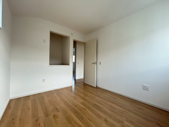 向日市寺戸町大牧　の洋室|2階洋室5.25帖
高床タイプの物置スペースがございます。