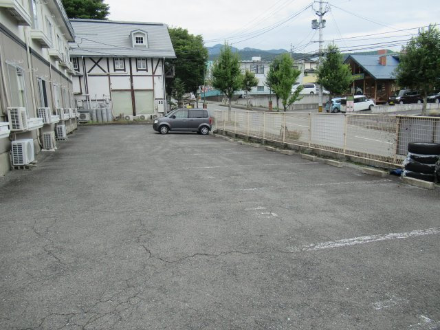 ロイヤルハイツヤマシチの駐車場