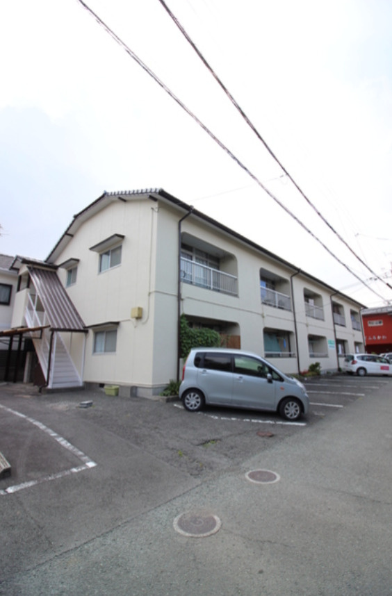 熊本市中央区帯山６丁目のアパートの駐車場