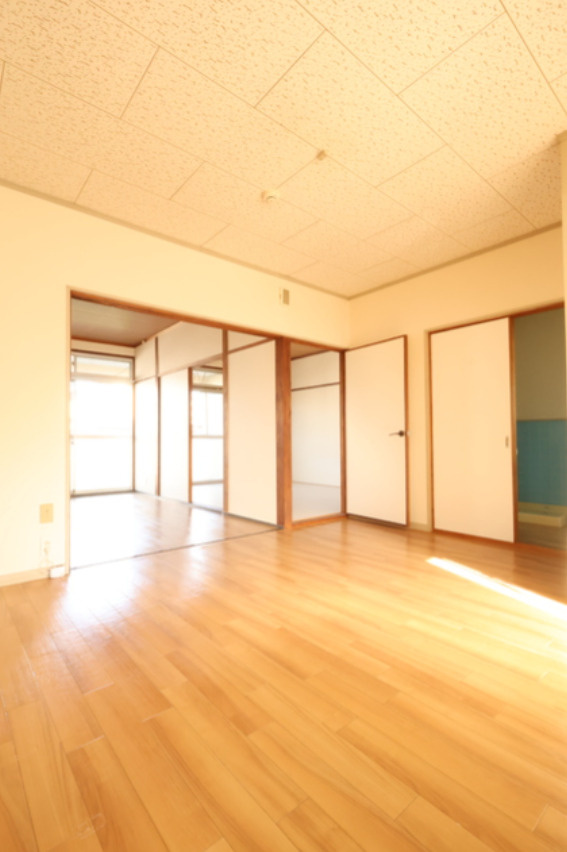 熊本市中央区帯山６丁目のアパートの居間・リビング