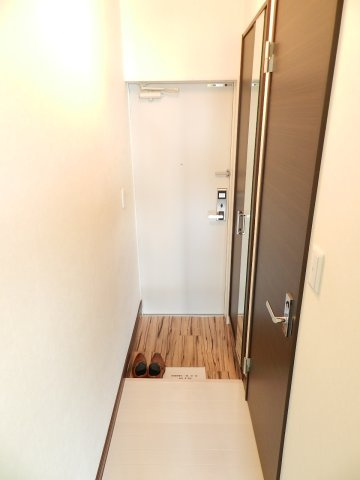 リバースマウンテン壱番館の玄関
