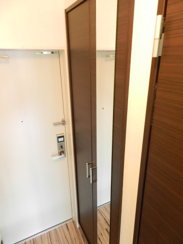 リバースマウンテン壱番館の玄関