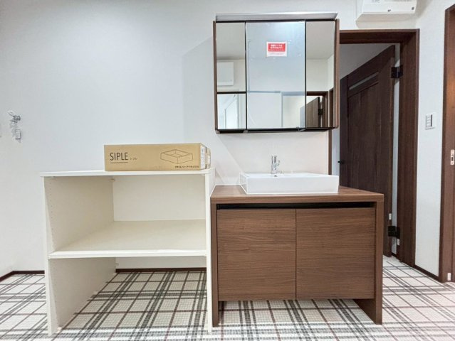 新築戸建　安八郡神戸　全5区画分譲の独立洗面台|影ができにくい「ツインラインLED照明」。