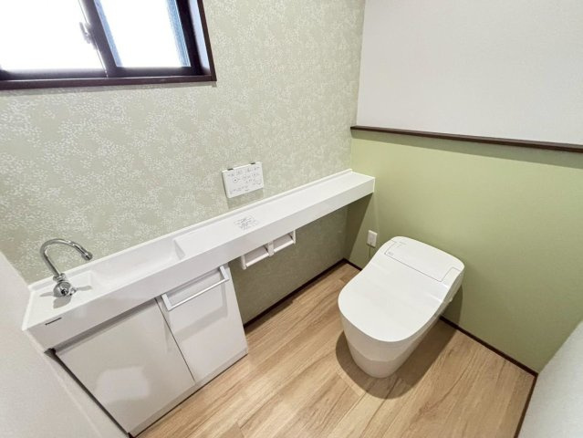 新築戸建　安八郡神戸　全5区画分譲のトイレ|少ない水で効率的に洗浄するトルネード洗浄とお掃除のしやすさを究めたフチなし形状でお手入れ楽々。