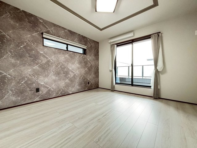 新築戸建　安八郡神戸　全5区画分譲の寝室|奥行のあるウォークインクローゼットは収納方法自由自在。家族の成長に合わせた収納が可能です。