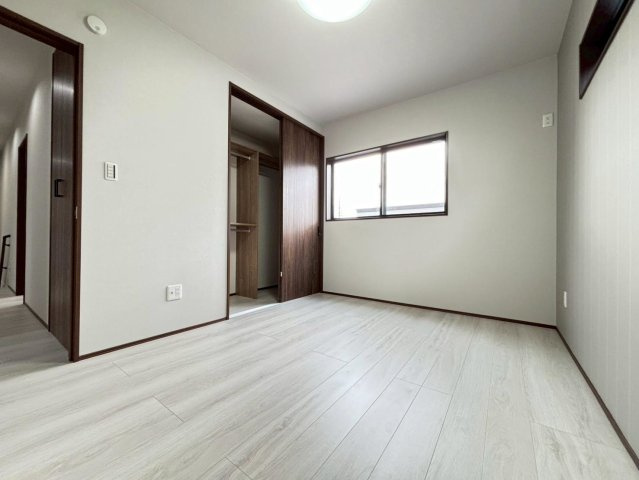 新築戸建　安八郡神戸　全5区画分譲の洋室|奥行のあるクローゼットは収納方法自由自在。家族の成長に合わせた収納が可能です。