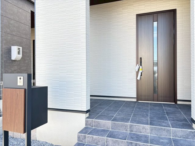 新築戸建　安八郡神戸　全5区画分譲の玄関|玄関ドアの取っ手ハンドル部分にセンサーがついており、カード・シールタイプのキーで開け閉めができます