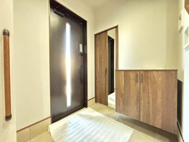 新築戸建　安八郡神戸　全5区画分譲の玄関|大容量のシューズ収納付きで玄関周りもすっきり！玄関ドアからの光が玄関ホールを明るくしてくれます。
