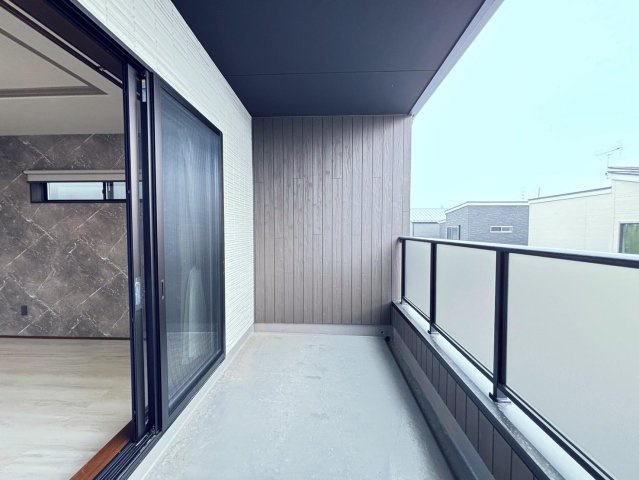 新築戸建　安八郡神戸　全5区画分譲のバルコニー|バルコニーは南向きで洗濯物もよく乾きます！強度と表面積硬度を持つFPRで防水しています。