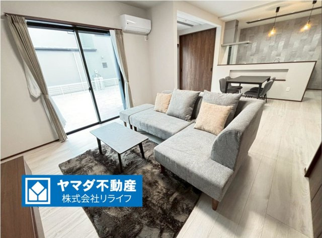 新築戸建　安八郡神戸　全5区画分譲の居間・リビング|嬉しい家具・照明付き！大きな窓がリビング全体に光と風を運びます。