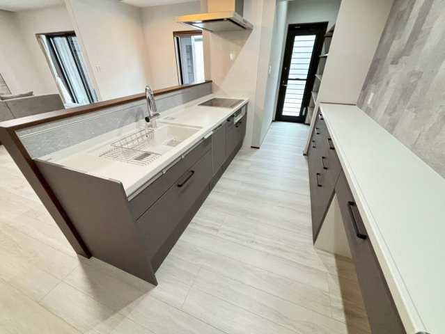 新築戸建　安八郡神戸　全5区画分譲のキッチン|機能的なシステムキッチン。収納力に優れた大容量の引出でキッチン回りがスッキリ片付きます。