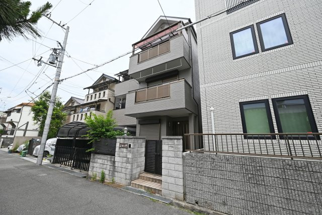尼崎市東園田町8丁目中古戸建│5LDK+駐車1台可の外観|阪急神戸線「園田」駅徒歩10分の好立地◎ 2025年5月外装・内装リフォーム済、即日のご内覧が可能です。皆様からのご連絡を心よりお待ちしております。