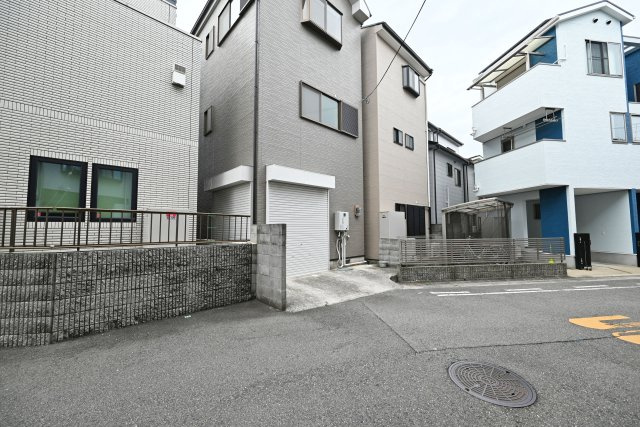 尼崎市東園田町8丁目中古戸建│5LDK+駐車1台可の外観|車庫入口は現地北側に位置しています。
