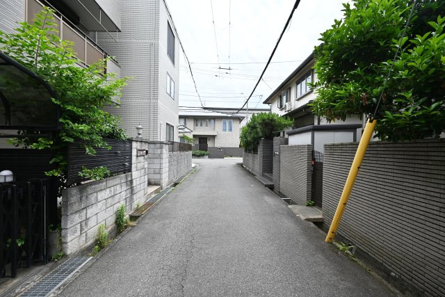 尼崎市東園田町8丁目中古戸建│5LDK+駐車1台可の前面道路含む現地写真|南側道路幅は約4.5ｍです。