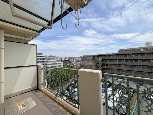 フローレンスパレスニュータウンあざみ野の展望|ベランダからは気持ちよい風が通り抜けます！窓は二重サッシです！！