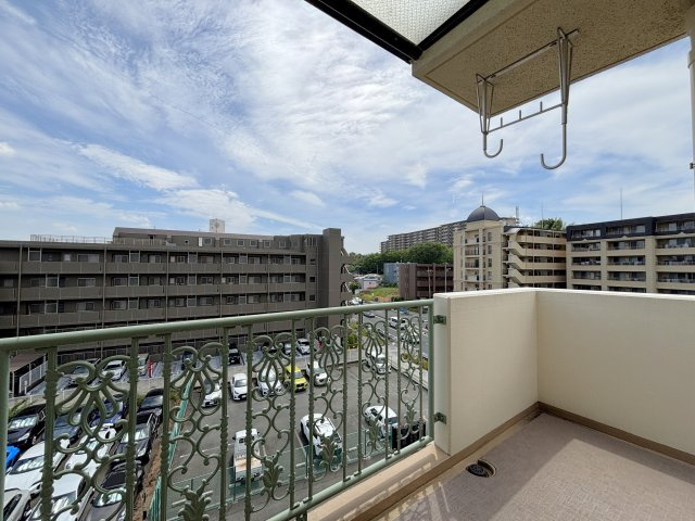 フローレンスパレスニュータウンあざみ野の展望|ベランダからは気持ちよい風が通り抜けます！窓は二重サッシです！！
