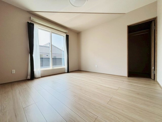新築戸建　安八郡神戸　全5区画分譲の寝室|奥行のあるウォークインクローゼットは収納方法自由自在。家族の成長に合わせた収納が可能です。