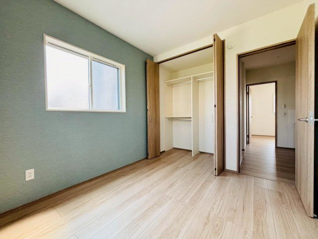 新築戸建　安八郡神戸　全5区画分譲の洋室|アクセントクロスでお部屋が広く感じられるだけでなく、おしゃれな雰囲気を演出します。