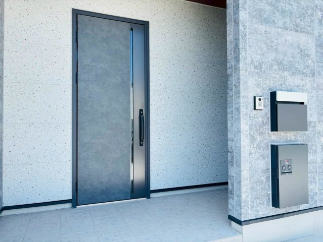 新築戸建　安八郡神戸　全5区画分譲の玄関|玄関ドアの取っ手ハンドル部分にセンサーがついており、カード・シールタイプのキーで開け閉めができます
