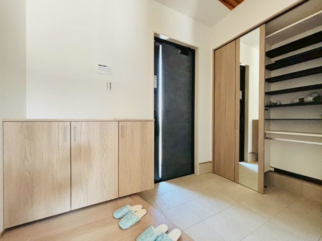 新築戸建　安八郡神戸　全5区画分譲の玄関|大容量のシューズ収納付きで玄関周りもすっきり！玄関ドアからの光が玄関ホールを明るくしてくれます。