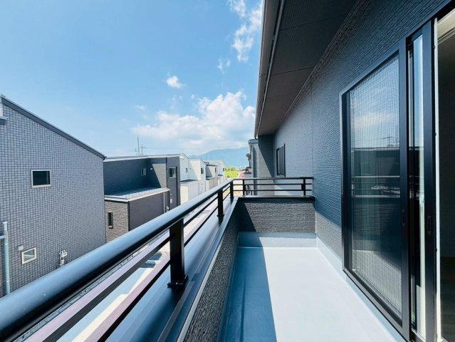 新築戸建　安八郡神戸　全5区画分譲のバルコニー|バルコニーは南向きで洗濯物もよく乾きます！強度と表面積硬度を持つFPRで防水しています。