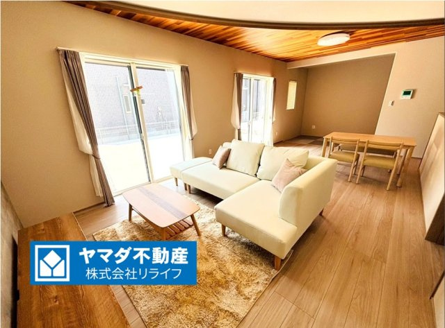 新築戸建　安八郡神戸　全5区画分譲の居間・リビング|大きな窓がリビング全体に光と風を運びます。