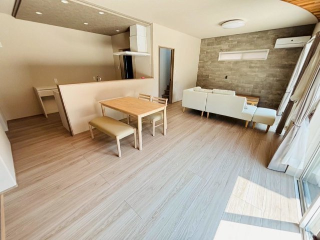 新築戸建　安八郡神戸　全5区画分譲の居間・リビング|大きな窓がリビング全体に光と風を運びます。