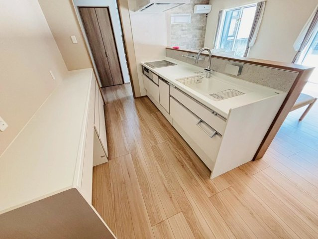 新築戸建　安八郡神戸　全5区画分譲のキッチン|機能的なシステムキッチン。収納力に優れた大容量の引出でキッチン回りがスッキリ片付きます。
