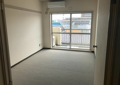 【洋室】 | ヴェルドミール大和田 | 洋室のメリットは重い家具が置きやすく、身の回りが整理しやすいことです。 床がフローリングのため畳とは異なり凹みにくいです。 クローゼットなど収納が豊富で、普段使わない旅行カバンや服の整頓も簡単にです。