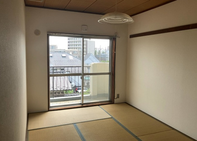 【寝室】 | ヴェルドミール大和田 | 寝室でゆっくりと過ごすためにはベッド周りの適度な空間を担保することや窓の位置、照明の明るさ、寝室の広さなどを考える必要があります。自身や家族の構成とライフスタイルに併せて寝室にする部屋を選びましょう！