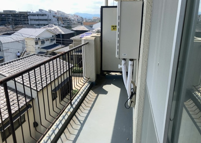 【バルコニー】 | ヴェルドミール大和田 | バルコニーは、室外の専用スペースのうち、「屋根がなく開放された空間」であるものを指します。ベランダより広いタイプのものが多く、日当たりもよいため家庭菜園などを楽しみたい人にとって適した環境となります。