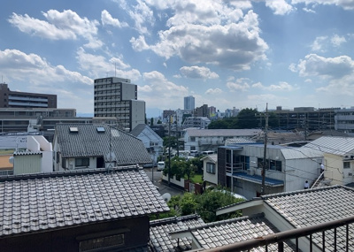 【展望】 | ヴェルドミール大和田 | 眺望の良さを楽しめるダイニングキッチンで家族団らんの時間を過ごしてはいかがでしょうか。バルコニーから見える景色を家族で眺める時間は、時間が経つのを忘れてしまいそうですね。是非、現地を見に行きましょう！