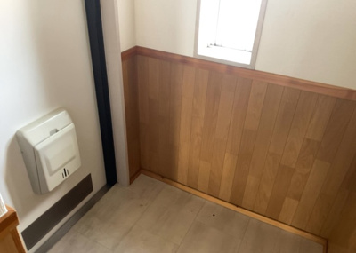 【玄関】 | ヴェルドミール大和田 | 玄関は家の顔でもあり、家族以外の目にも止まる場所です。玄関は外との間を仕切る扉、靴などをしまっておく収納スペース、靴脱ぎのたたきスペース、来客とのやり取りをするドアホンなど複数のアイテムからなります。