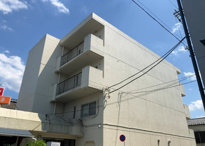 【現況写真】 | ヴェルドミール大和田 | 外観はマンション管理がされているかの目安になります。築年数が古いと、壁面は劣化してひび割れが生じることも！建物が古びていても細かいところが修繕されていると、きちんと管理されているなぁと感じるでしょう。