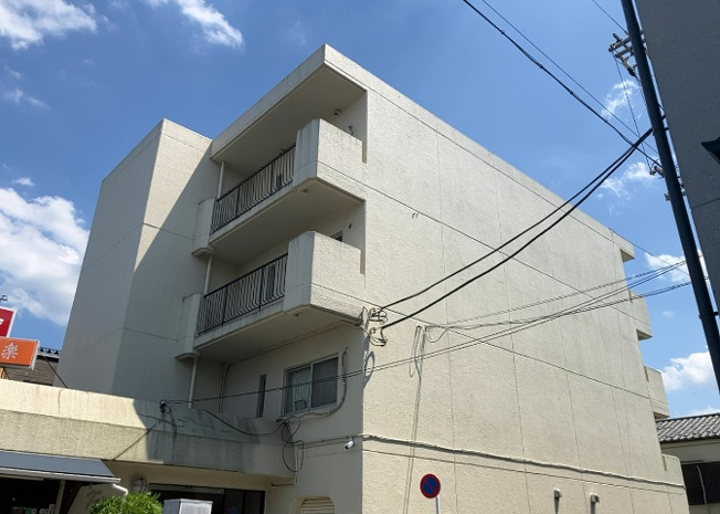 【現況写真】 | ヴェルドミール大和田 | 外観はマンション管理がされているかの目安になります。築年数が古いと、壁面は劣化してひび割れが生じることも！建物が古びていても細かいところが修繕されていると、きちんと管理されているなぁと感じるでしょう。