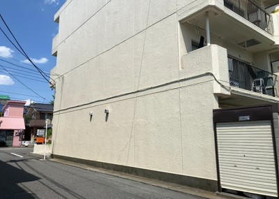 【駐車場】 | ヴェルドミール大和田 | 車一台あたりに必要なスペースは、標準サイズの普通自動車で横幅2m50cm、長さ5mは必要になります。ただし、乗降のことも考慮して横幅3m30cm、長さ5m50cmほどは確保できるところを選びましょう。