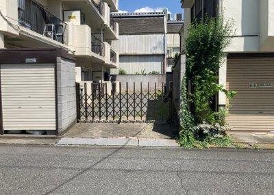 【駐車場】 | ヴェルドミール大和田 | 駐車場と明記されていても、最小スペースでつくられた駐車場だと大型車は駐車できなかったり、出入りしにくくなったりする可能性があります。お車のサイズと購入したい物件の駐車場のサイズを現地で確認しましょう。