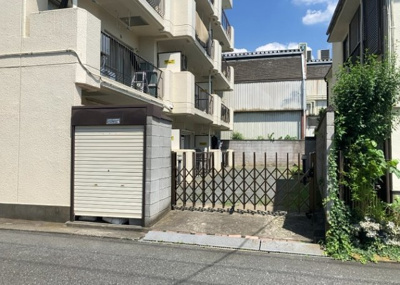 【庭】 | ヴェルドミール大和田 | 物件によっては、入居者が個人的に使用できる専用庭がついているものもあります。また、住宅の中にある土間の部分を庭と呼ぶこともあります。庭の用途は住む人によって変わり、それによってデザインもさまざまです。