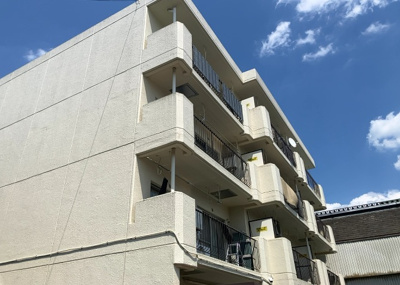 【中庭】 | ヴェルドミール大和田 | 中庭（パティオ）とは、一つの建築物の内部に設けられた、壁などで囲われている庭のことを指します。コの字型、ロの字型が主流ですが、L字型の中庭もあります。最近では、インテリア性の高さからも人気があります。