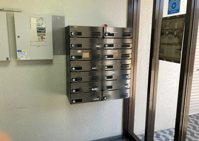 【設備】 | ヴェルドミール大和田 | エントランス付近に設置されている集合ポストは、住んでいる部屋と離れているため、ポストをあさるなど誰かに何かされていても被害に気づきにくいです。入居する時には他人に特定されにくい番号で鍵をかけましょう！