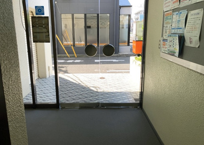 【ロビー】 | ヴェルドミール大和田 | ラウンジは、マンションの共用スペースに椅子やテーブルなどを配置した利用者が寛げる空間です。屋内型ラウンジと屋外型ラウンジがあります。共用部分の管理状況と合わせて、詳細については現地でご確認ください。