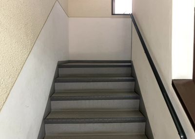 【ロビー】 | ヴェルドミール大和田 | ロビーというと、エントランスと何がちがうの？と思いますよね。実はロビーとエントランスには明確な決まりはありません。物件によっては、エントランスを入って広がるある程度の広さのある空間がロビーとなります。