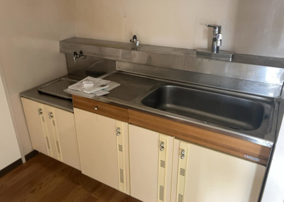 【キッチン】 | ヴェルドミール大和田 | 標準的なシステムキッチンの横幅は、165cm～300cm程度です。2100・2400・2550・2700などミリ単位で表記されます。普段どのように料理をするのかを想定しながら合ったサイズを選びましょう