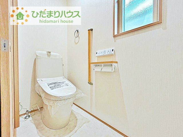 【トイレ】 | 牛久市栄町2丁目　中古戸建 | 小窓が付いているので、トイレも明るい空間になっております♪