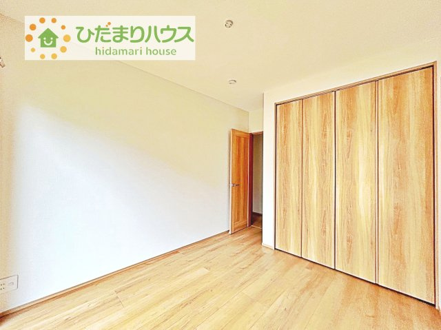 【寝室】 | 牛久市栄町2丁目　中古戸建 | 天井の高い主寝室。ゆっくりと過ごせる大人のくつろぎ空間！