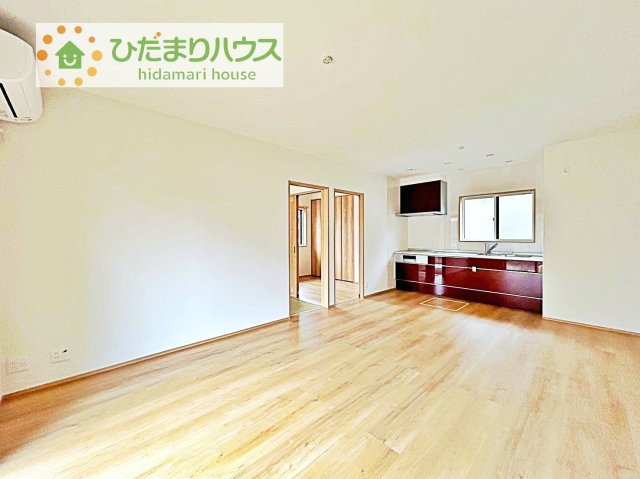 【居間・リビング】 | 牛久市栄町2丁目　中古戸建 | 南側にお庭があり、明るく開放感のあるリビング。
昼間は、電気いらずでエコ+節約にもなります。